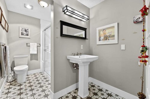 832-860 Midridge Drive Se, Calgary, AB - Indoor Photo Showing Bathroom