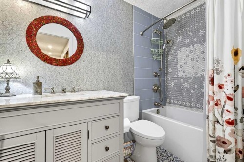 832-860 Midridge Drive Se, Calgary, AB - Indoor Photo Showing Bathroom