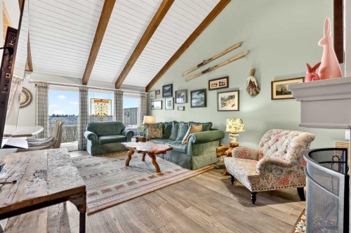832-860 Midridge Drive Se, Calgary, AB - Indoor Photo Showing Living Room