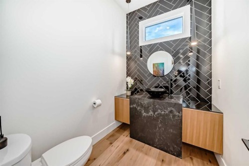 69 Carmangay Crescent Nw, Calgary, AB - Indoor Photo Showing Bathroom