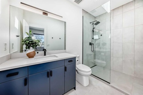 69 Carmangay Crescent Nw, Calgary, AB - Indoor Photo Showing Bathroom