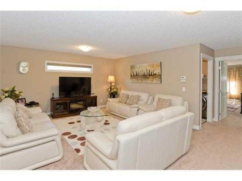 46 Mahogany Passage Se, Calgary, AB - Indoor Photo Showing Living Room