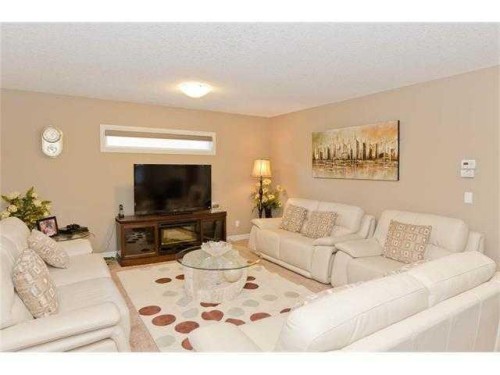 46 Mahogany Passage Se, Calgary, AB - Indoor Photo Showing Living Room