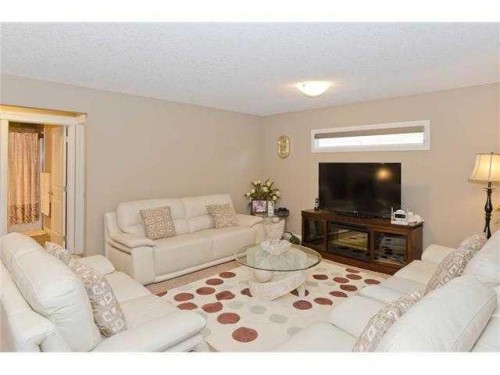 46 Mahogany Passage Se, Calgary, AB - Indoor Photo Showing Living Room