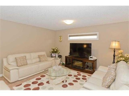 46 Mahogany Passage Se, Calgary, AB - Indoor Photo Showing Living Room
