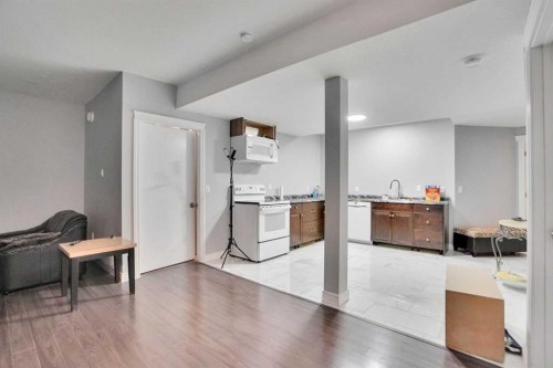 46 Mahogany Passage Se, Calgary, AB - Indoor Photo Showing Kitchen