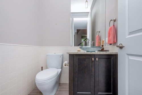 1 Murmansk Way Sw, Calgary, AB - Indoor Photo Showing Bathroom