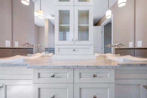 1 Murmansk Way Sw, Calgary, AB - Indoor Photo Showing Bathroom