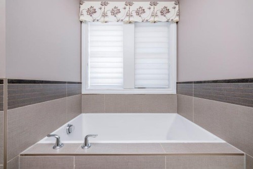 1 Murmansk Way Sw, Calgary, AB - Indoor Photo Showing Bathroom