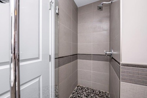 1 Murmansk Way Sw, Calgary, AB - Indoor Photo Showing Bathroom