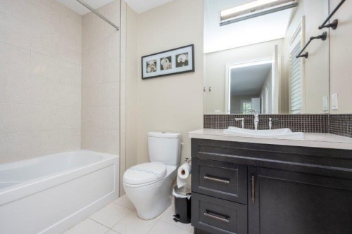 1 Murmansk Way Sw, Calgary, AB - Indoor Photo Showing Bathroom