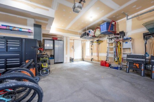 1 Murmansk Way Sw, Calgary, AB - Indoor Photo Showing Garage