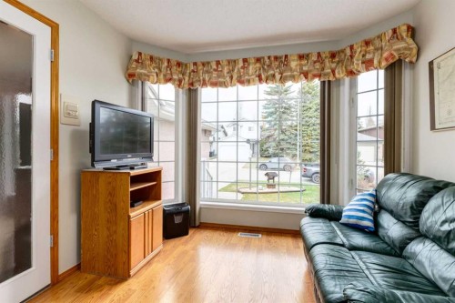 24 Sunmeadows Court Se, Calgary, AB - Indoor Photo Showing Living Room