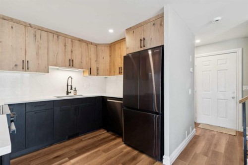 57-28 Berwick Crescent Nw, Calgary, AB - Indoor Photo Showing Kitchen