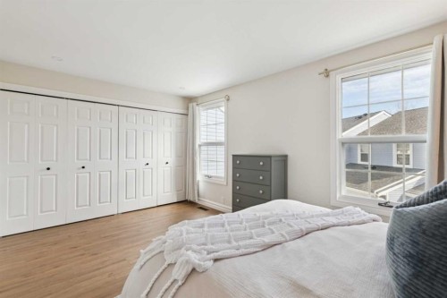 57-28 Berwick Crescent Nw, Calgary, AB - Indoor Photo Showing Bedroom