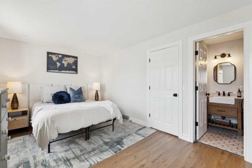 57-28 Berwick Crescent Nw, Calgary, AB - Indoor Photo Showing Bedroom
