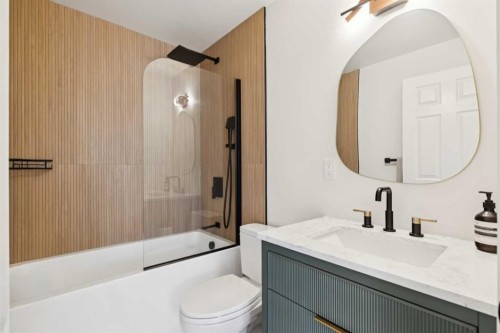 57-28 Berwick Crescent Nw, Calgary, AB - Indoor Photo Showing Bathroom
