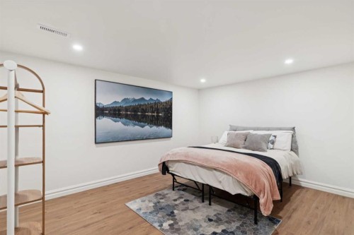 57-28 Berwick Crescent Nw, Calgary, AB - Indoor Photo Showing Bedroom