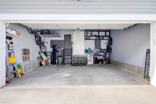 57-28 Berwick Crescent Nw, Calgary, AB - Indoor Photo Showing Garage