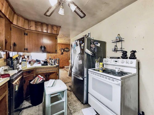 7204 21A Street Se, Calgary, AB - Indoor Photo Showing Kitchen