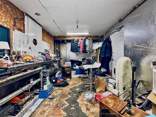 7204 21A Street Se, Calgary, AB - Indoor With Storage