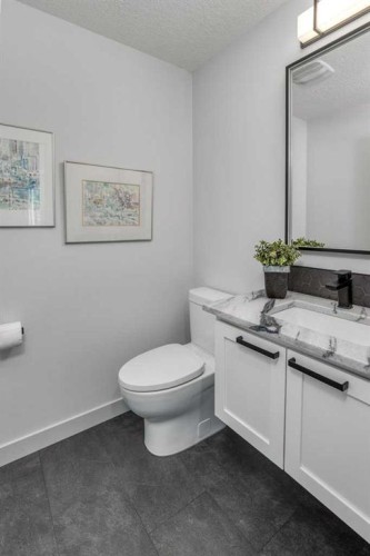 79 Riverview Circle, Cochrane, AB - Indoor Photo Showing Bathroom