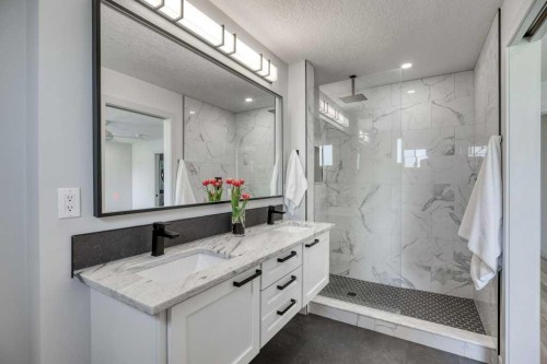 79 Riverview Circle, Cochrane, AB - Indoor Photo Showing Bathroom