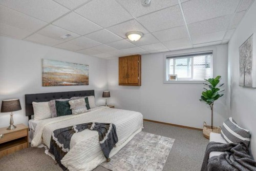 79 Riverview Circle, Cochrane, AB - Indoor Photo Showing Bedroom