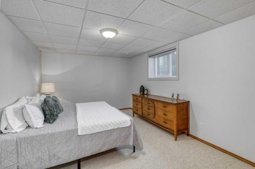 79 Riverview Circle, Cochrane, AB - Indoor Photo Showing Bedroom