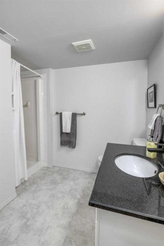 79 Riverview Circle, Cochrane, AB - Indoor Photo Showing Bathroom
