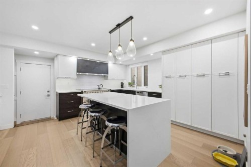 3817 18 Street Sw, Calgary, AB - Indoor Photo Showing Kitchen With Upgraded Kitchen