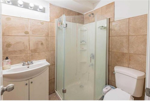 36-111 Tarawood Lane Ne, Calgary, AB - Indoor Photo Showing Bathroom