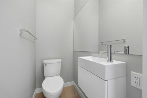 4065 32 Avenue Nw, Calgary, AB - Indoor Photo Showing Bathroom