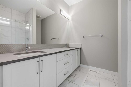 4065 32 Avenue Nw, Calgary, AB - Indoor Photo Showing Bathroom