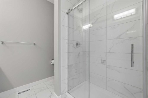 4065 32 Avenue Nw, Calgary, AB - Indoor Photo Showing Bathroom