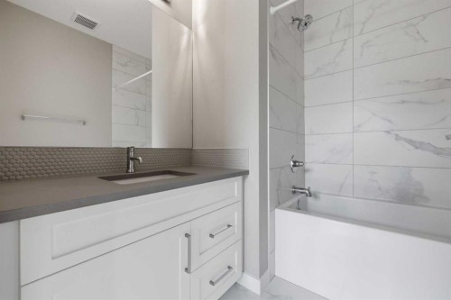 4065 32 Avenue Nw, Calgary, AB - Indoor Photo Showing Bathroom