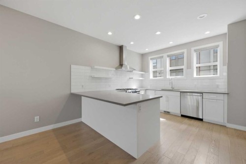 4065 32 Avenue Nw, Calgary, AB - Indoor Photo Showing Kitchen