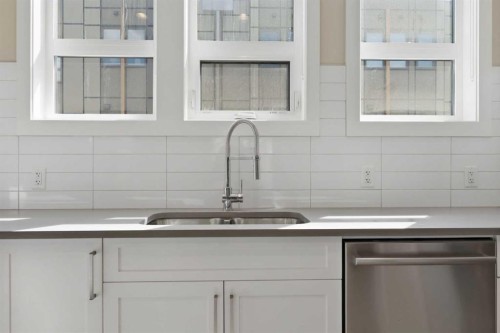 4065 32 Avenue Nw, Calgary, AB - Indoor Photo Showing Kitchen With Double Sink With Upgraded Kitchen