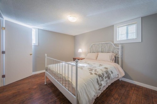 206 15 Avenue Ne, Calgary, AB - Indoor Photo Showing Bedroom