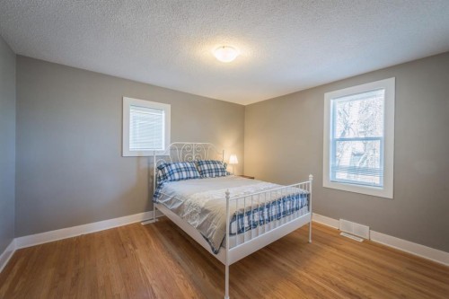 206 15 Avenue Ne, Calgary, AB - Indoor Photo Showing Bedroom