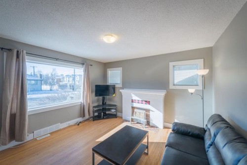 206 15 Avenue Ne, Calgary, AB - Indoor Photo Showing Living Room