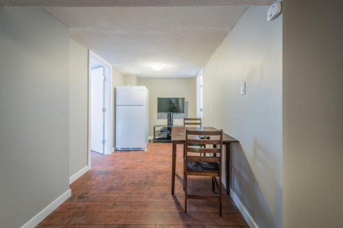 206 15 Avenue Ne, Calgary, AB - Indoor Photo Showing Other Room