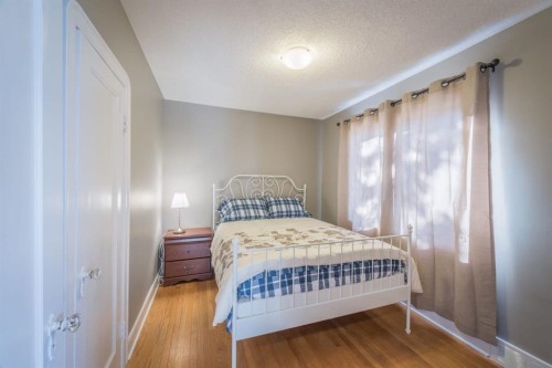 206 15 Avenue Ne, Calgary, AB - Indoor Photo Showing Bedroom