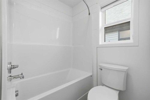 324 Copperhead Way Se, Calgary, AB - Indoor Photo Showing Bathroom