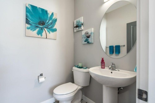 144 Wolf Willow Boulevard Se, Calgary, AB - Indoor Photo Showing Bathroom