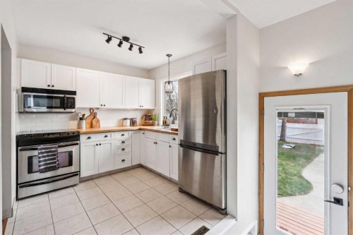19 Hyslop Drive Sw, Calgary, AB - Indoor Photo Showing Kitchen With Stainless Steel Kitchen