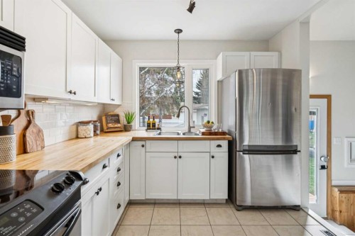 19 Hyslop Drive Sw, Calgary, AB - Indoor Photo Showing Kitchen