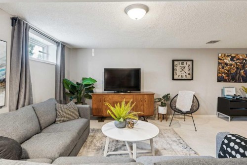19 Hyslop Drive Sw, Calgary, AB - Indoor Photo Showing Living Room