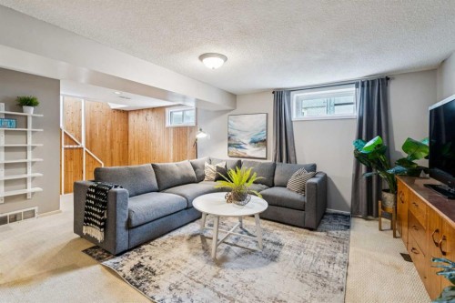 19 Hyslop Drive Sw, Calgary, AB - Indoor Photo Showing Living Room