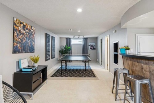 19 Hyslop Drive Sw, Calgary, AB - Indoor Photo Showing Other Room